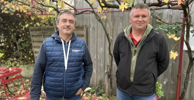 photo  saint-cyr-en-bourg, jeudi 6 novembre. julien fouet, vigneron bio, et vincent gauthier, technicien vigne de la capl.  &copy;  co - yvan georget 