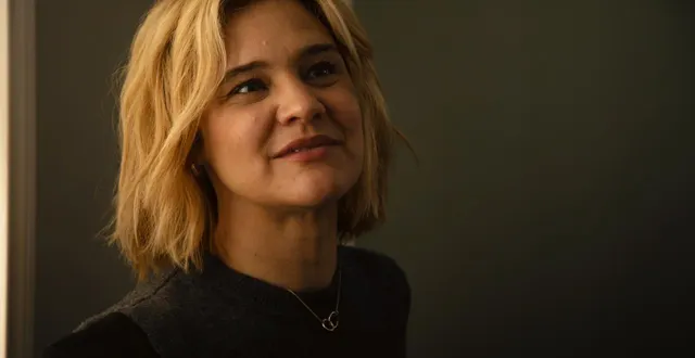 photo  marie denarnaud joue fanny courtin adulte dans la série « désenchantées » sur france 2.  &copy;  © eloise legay - banijay studios france / france télévisions 