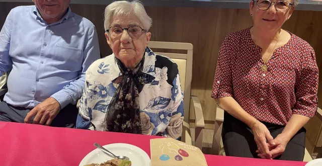 photo  carmen entourée de josiane et jacky, ses enfants, lors de son centenaire.  &copy;  le maine libre 