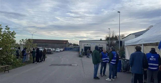 photo  les salariés de torbel ont commencé une grève ce mercredi 12 novembre 2025, sur les trois sites de tinchebray-bocage (orne)  &copy;  ouest-france 