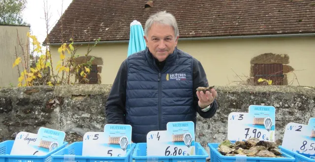 photo  sylvain hervéou est maintenant sur le marché d’aigné le vendredi soir pour vendre les huîtres d’oléron qu’il ramène en direct du producteur d’oléron toutes les semaines.  &copy;  le maine libre 