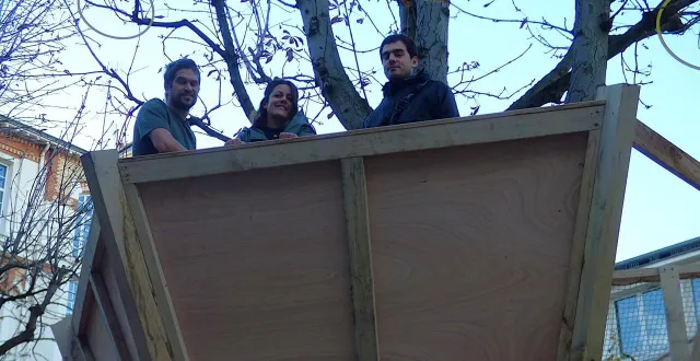 photo  antoine juvin pour la menuiserie, stéphanie rodriguez pour la mairie de paris, cliente, et lorenzo majer, l’architecte, dans la cabane en bois, fruit de leur collaboration, fabriquée au bailleul et installée dans une école parisienne.  &copy;  ouest-france 