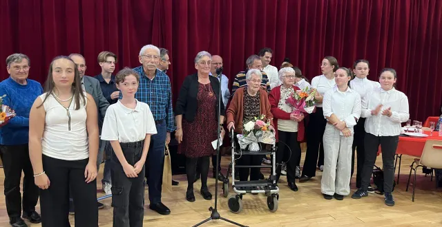photo  les doyens de la commune, aux côtés des enfants du local jeune.  &copy;  le maine libre 