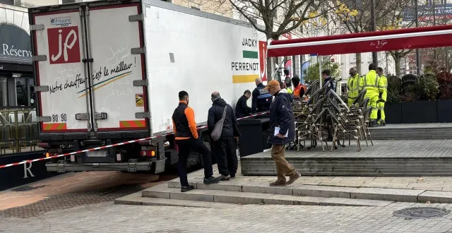photo  du produit absorbant a été déversé, à cause de la fuite de carburant provenant du réservoir percé du camion, au mans (sarthe).  &copy;  ouest-france 