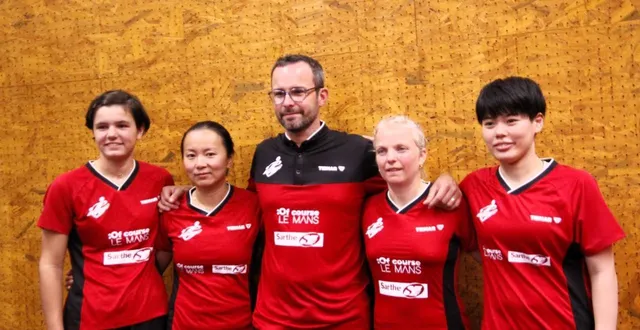photo  alexia nodin, li samson (à gauche), élodie nivelle et kotomi omoda (à droite), autour de leur entraîneur jérôme surand (au centre).  &copy;  le maine libre 