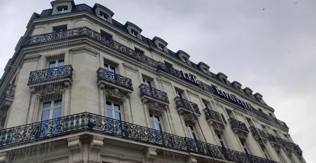 photo  les lettres sur la façade des galeries lafayette à angers (maine-et-loire) commencent à être retirées.  &copy;  ouest-france 
