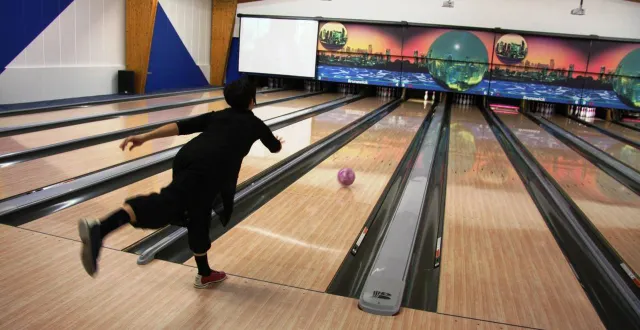 photo  c’est dans les locaux entièrement réaménagés du bowling d’arçonnay (sarthe) qui a fermé ses portes en novembre 2021 que devrait s’installer un complexe multi-loisirs indoor dont on ignore encore la date d’ouverture.  &copy;  archives ouest-france 