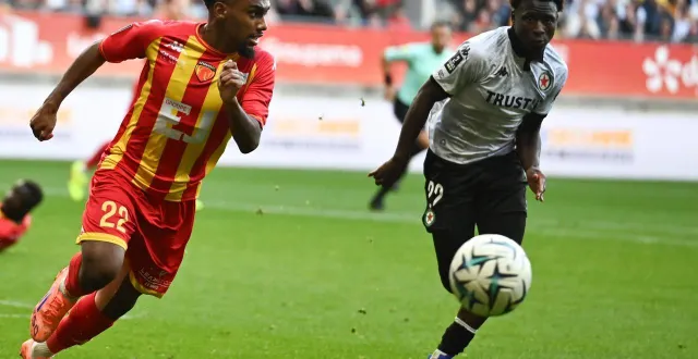 photo  le manceau lucas calodat tente de déborder face au red star, le 8 novembre 2025.   &copy;  elsa rancel / ouest-france 