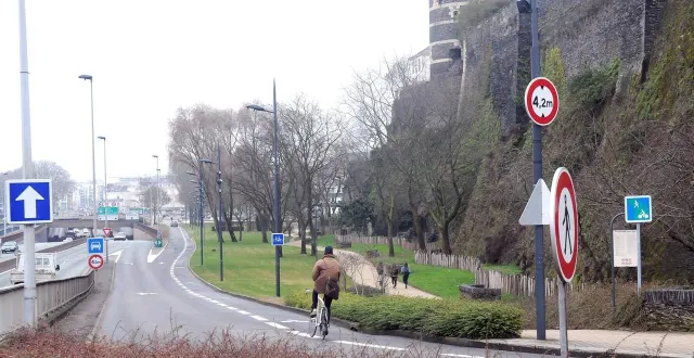 photo  un jeune de 16 ans a manqué de se faire renverser par une voiture sur la voie sur berge, après avoir été pourchassé gratuitement par un individu hostile.  &copy;  archives co 