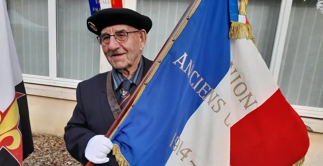 photo  maurice cousin passe la main en tant que porte-drapeau.  &copy;  co 