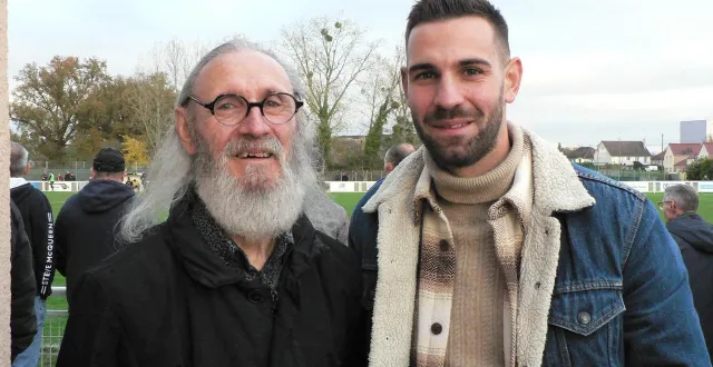 photo  marcel lambert est fier de son fils alban qui sera à nouveau gardien de but, dimanche 16 novembre 2025, face à aubervilliers.  &copy;  ouest-france 