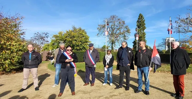 photo  rassemblement devant le monument pour la paix à allonnes.  &copy;  collection personnelle 