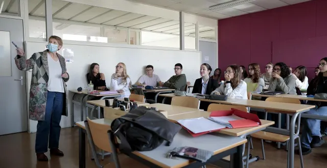 photo  après plusieurs dizaines d’heures de cours où les débats ont été le fil conducteur des discours, les jeunes membres du prix renaudot des lycéens ont voté anonymement pour leur coup de cœur, sur un bout de feuille blanche, ce mercredi 12 novembre 2025.  &copy;  co – cheyenne tyrakowski 