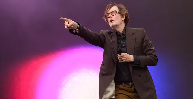 photo  jarvis cocker, fondateur du groupe pulp, est l’un des musiciens les plus emblématiques du phénomène britpop.  &copy;  getty images via afp 