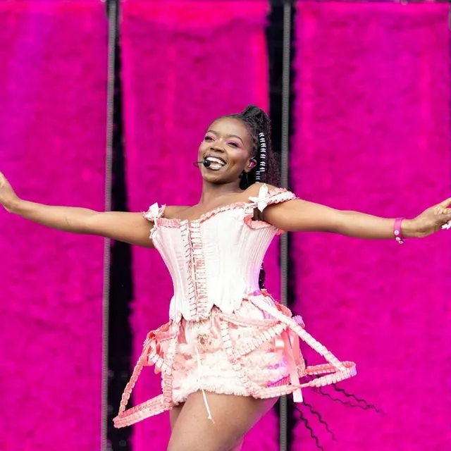 photo theodora est l’artiste la plus streamée en france derrière aya nakamura. les deux chanteuses sont à l’affiche de festival beauregard 2026.  ©  afp