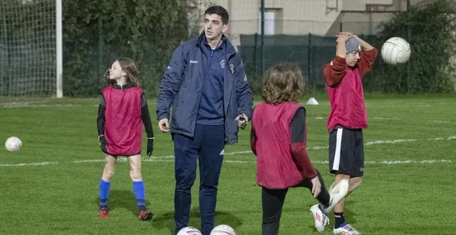 photo  rory grugan a passé plus de deux heures samedi au stade de souché auprès des juniors et seniors du club de niort gaels.  &copy;  co - eric chauvet 