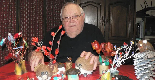 photo  parmi les 55 exposants sarthois, le marollais alain bosson qui, depuis des semaines, prépare son étonnant bestiaire.  &copy;  ouest-france 