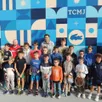 photo  nicolas mahut (au centre) entouré des jeunes de l’école de tennis devant le nouveau mur. 