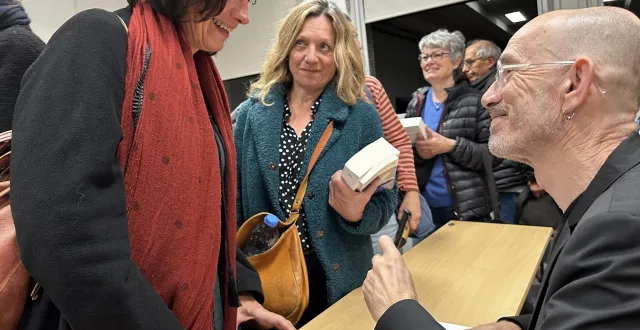 photo  angers, mercredi 12 novembre 2025. le prix goncourt laurent mauvignier a parlé de son roman « la maison vide » et s’est prêté à une séance de signatures.  &copy;  co 