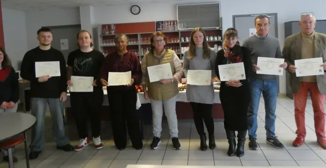 photo  les diplômés avec une formatrice.  &copy;  ouest-france 