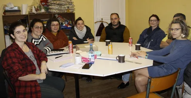 photo  les membres de l’association des parents d’élèves de l’école publique travaillent à l’organisation d’un marché de noël.  &copy;  ouest-france 