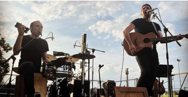 photo  les franglais : pascal aux percussions et pierre à la guitare.  &copy;  les franglais 