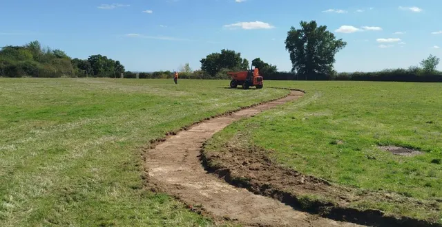 photo  les allées piétonnes en cours de réalisation dans le parc de la piverdière (second lauréat 2024).  &copy;  ville de bouchemaine 