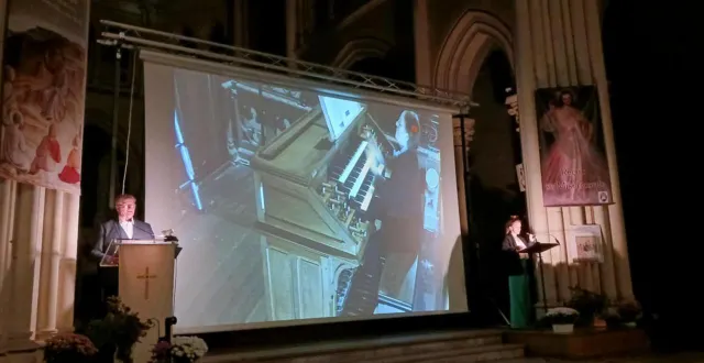 photo  pierre marie escourou et pauline choplin (aux pupitres) avec sophie-véronique cauchefer-choplin, au grand orgue cavaillé-coll.  &copy;  ouest-france 
