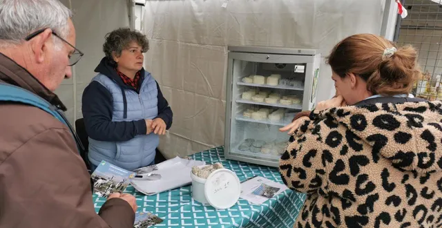 photo  marilyne leroux a échangé avec le public sur son activité de production de fromages et produits laitiers.  &copy;  le maine libre 