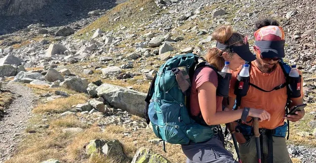 photo  suzel et matéo en pleine montagne, leurs sacs à dos contenant entre 12 et 20 kg de charge.  &copy;  par monts et par soi. 