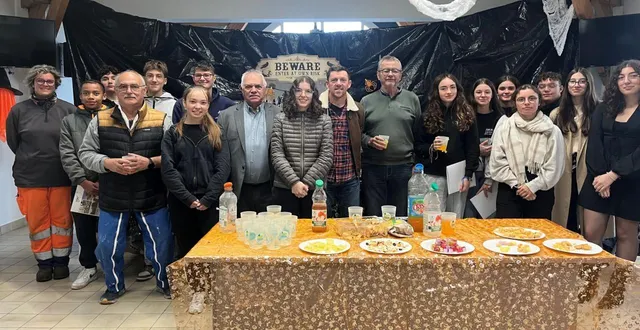 photo  les dix jeunes ayant participé, les animateurs et les élus lors de la remise des enveloppes.  &copy;  le maine libre 