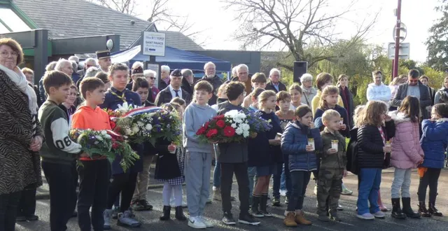 photo  les jeunes palvinéens dont ceux du cme ont déposé trois gerbes, celle de la commune, celle de la fnaca et celle du cme.  &copy;  le maine libre 