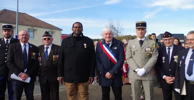 photo  simon péramin a reçu la croix du combattant.  &copy;  le maine libre 