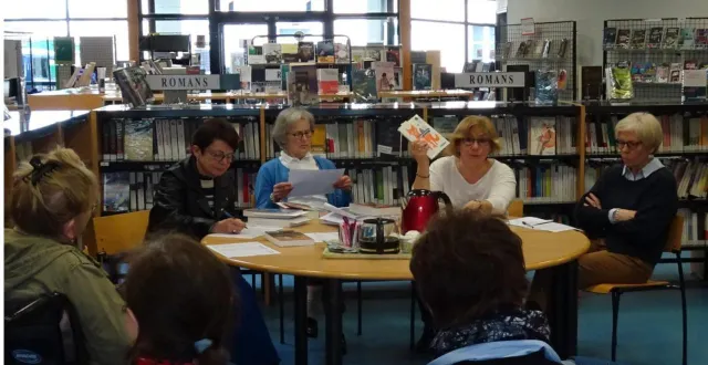 photo  une bibliothécaire, de culture et bibliothèque pour tous, présente un roman aux lectrices, lors d’une édition précédente de l’animation coups de cœur.  &copy;  archives ouest-france 