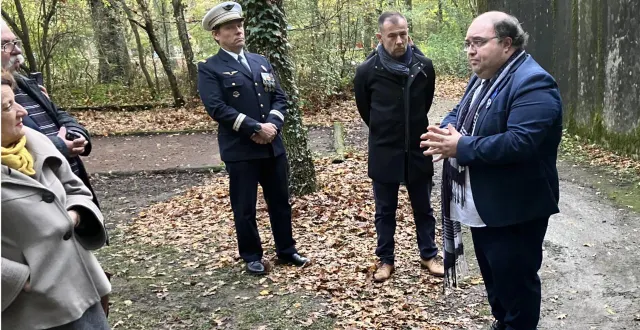 photo  le lieutenant-colonel michaël heckmann, de la base aérienne de tours, le chef de bataillon nicolas coutand et le secrétaire général de l’association du mémorial des bunkers de pignerolles guillaume bertin.  &copy;  co. 