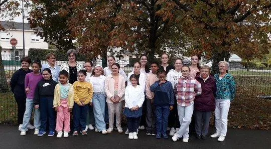 photo  beau succès pour les stages de couture, qui ont réuni 30 stagiaires répartis sur les deux semaines des vacances. chaque stagiaire a pu réaliser son modèle préféré : chemisier, jupe plissée, pantalon détente ou veste style japonais… afin de mener à bien ces stages, gisèle et claire, les animatrices, ont pu compter sur l’aide des bénévoles habituelles : maryvonne, monique, danielle, rachel, marie-jo et nicole, mais aussi sur une maman, nathalie et une nouvelle bénévole, brigitte. les prochains stages adultes reprendront le mardi soir en fin janvier 2026, les stages enfants et ados auront lieu aux vacances de février, du 14 février au 2 mars 2026. contact : droitfilandco@gmail.com.  &copy;  co 