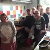 photo  les cuisinières de récréation étaient heureuses de se retrouver,après six mois d’interruption, dans la cuisine de leur local. 