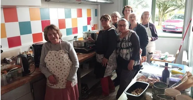 photo  les cuisinières de récréation étaient heureuses de se retrouver,après six mois d’interruption, dans la cuisine de leur local.  &copy;  co 