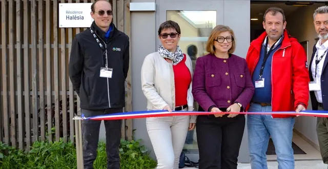 photo  hélène bernugat, 1re adjointe (en blanc), jeanne behre-robinson, présidente d’angers loire habitat (en violet), laurent bordas directeur général d’angers loire habitat (en bleu marine), lors de l’inauguration.  &copy;  co 