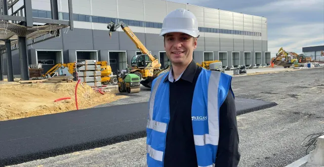 photo  cyril delmer est ingénieur travaux pour argan. il fait le point sur le chantier à louailles.  &copy;  le maine libre 