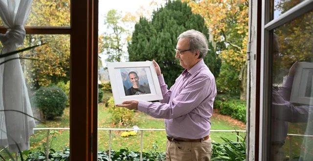 photo  beaucouzé, le 7 novembre 2025. éric henry regarde chaque jour avec tendresse le portrait de son fils pierre-antoine. « j’ai toujours envie de lui parler. »  &copy;  co – josselin clair 