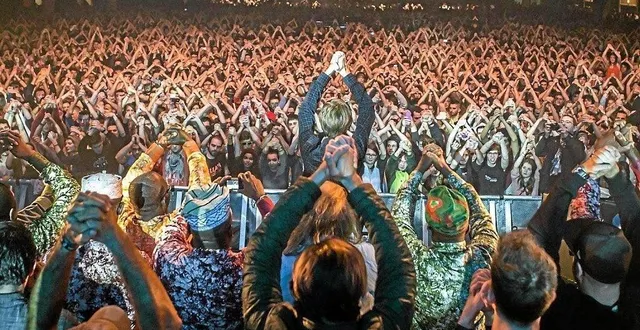 photo  les artistes s’étaient réunis sur la grande scène, à 23 h, le 14 novembre 2015, au lendemain des attentats de paris, face aux 7 000 festivaliers, à l’invitation du festival les z’éclectiques et de naâman.  &copy;  clack/paco 