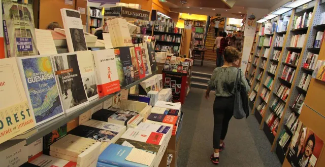 photo  la librairie contact à angers devrait fermer après les fêtes.  &copy;  ouest-france archives 