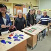 photo  stéphane arrondeau (au centre) avec une partie des membres de l’atelier du verre. 