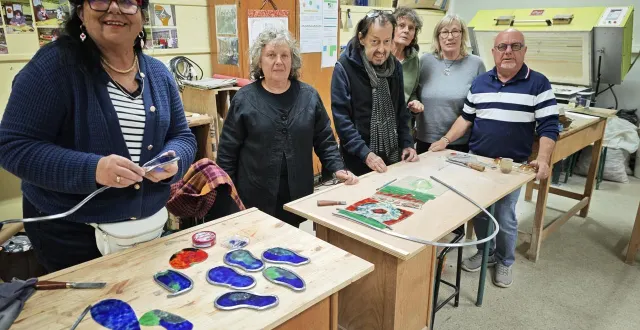 photo  stéphane arrondeau (au centre) avec une partie des membres de l’atelier du verre.  &copy;  ouest-france 