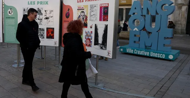 photo  des visiteurs regardent des affichages dans le cadre d’une exposition du festival de la bande dessinée d’angoulême, le 30 janvier 2025.  &copy;  romain perrocheau / archives afp 