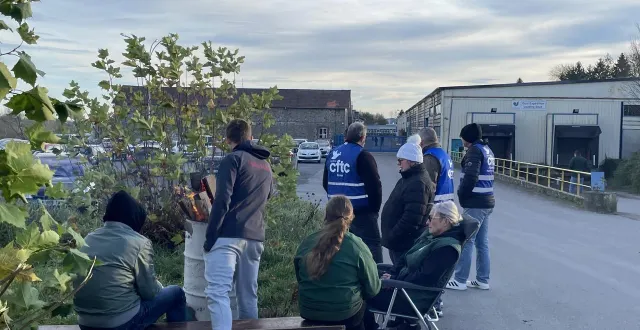 photo  les salariés du groupe torbel à tinchebray-bocage, dans l’orne, ont commencé un mouvement de grève, ce mercredi 12 novembre 2025.  &copy;  ouest-france 