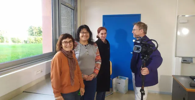 photo  dans la salle de classe où se déroule le tournage, madame delavigne, professeure, madame le goff, adjointe en charge de la jeunesse et l’équipe de passerelle de mémoire : madame camenen, archiviste et monsieur goupillon, réalisateur.  &copy;  ouest-france. 