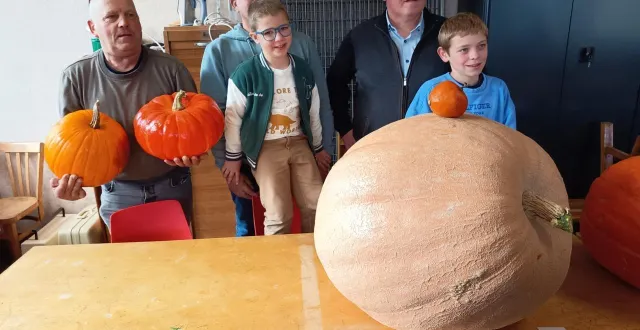 photo  michel legrand, le premier et le deuxième de la plus belle citrouille. marc pontais et son petit-fils, les vainqueurs de la plus grosse citrouille. le maire et son petit-fils, alexis pautrel, les troisièmes de la plus belle citrouille.  &copy;  ouest-france 