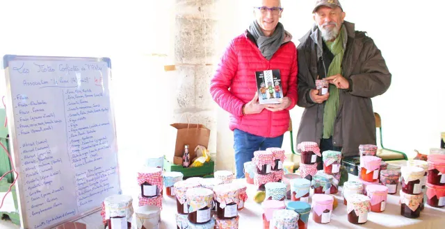photo  hervé frelon (à gauche, tenant le livre) et bruno gaine, bénévole actif de l’association passé (ré) créatif, tiennent le stand.  &copy;  le maine libre 